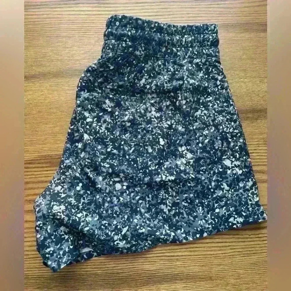 Athleta Shorts With Pockets at Sides and Zip back pockets Size 4 - Picture 9 of 9